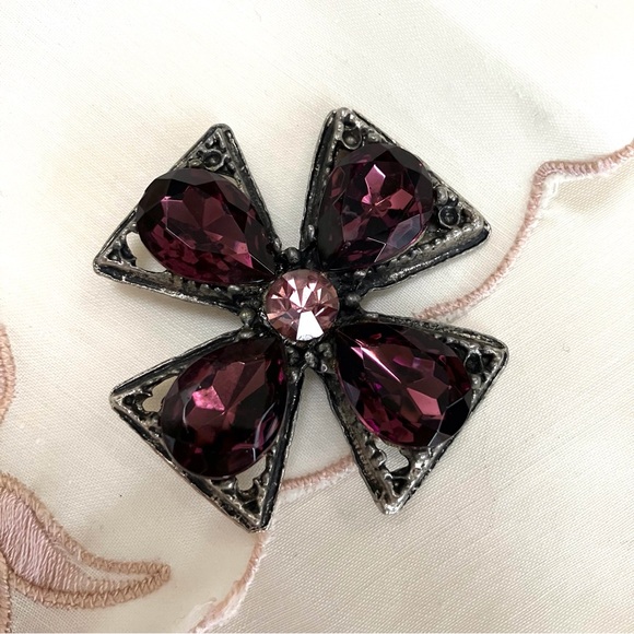 Purple Flower shaped Brooch vintage - Picture 1 of 5